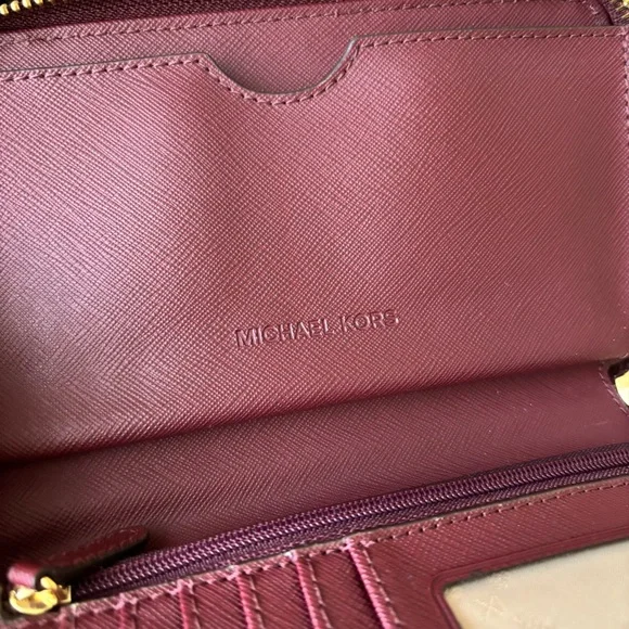 Michael Kors Jet Set smartphone wristlet burgundy crocodile-embossed design - Picture 6 of 13